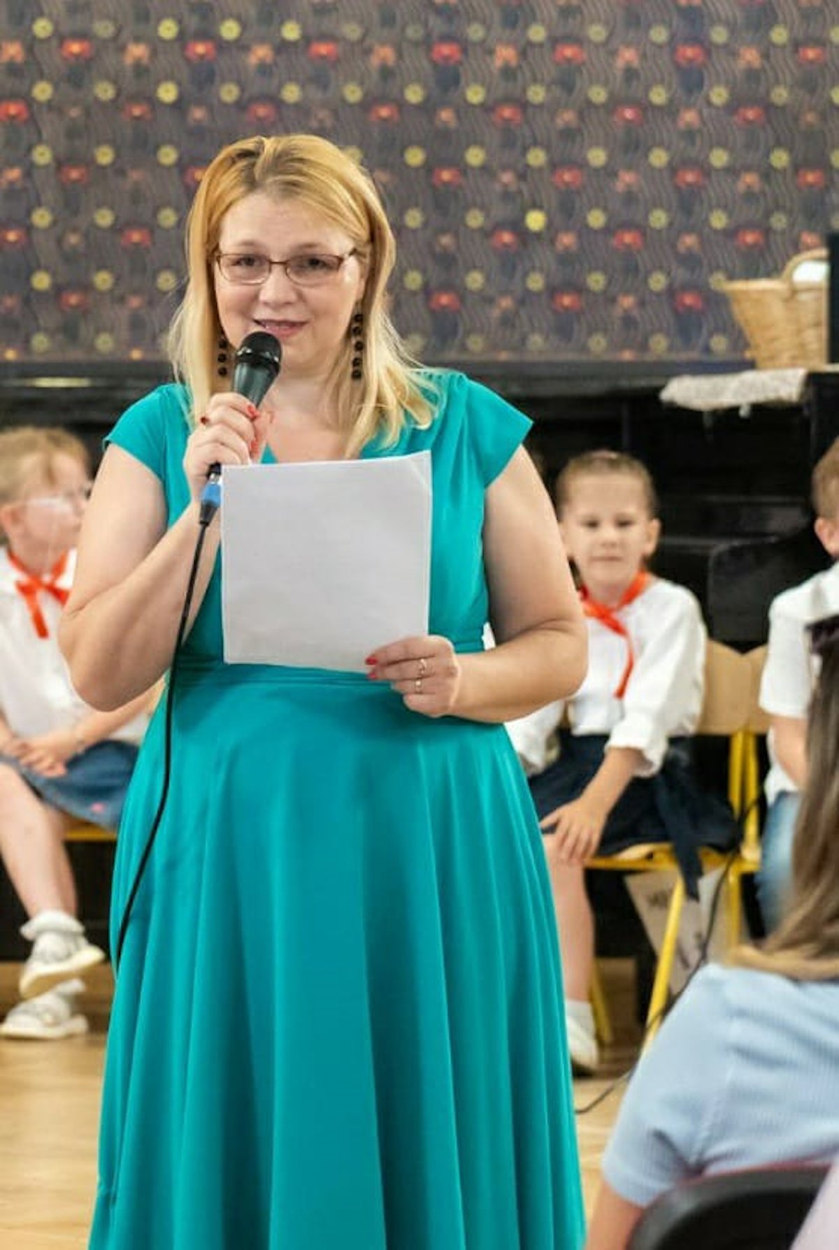 Sütő Edith óvónőt régóta foglalkoztatják az óvodások román nyelvtanításának módszerei •  Fotó: Haáz Vince