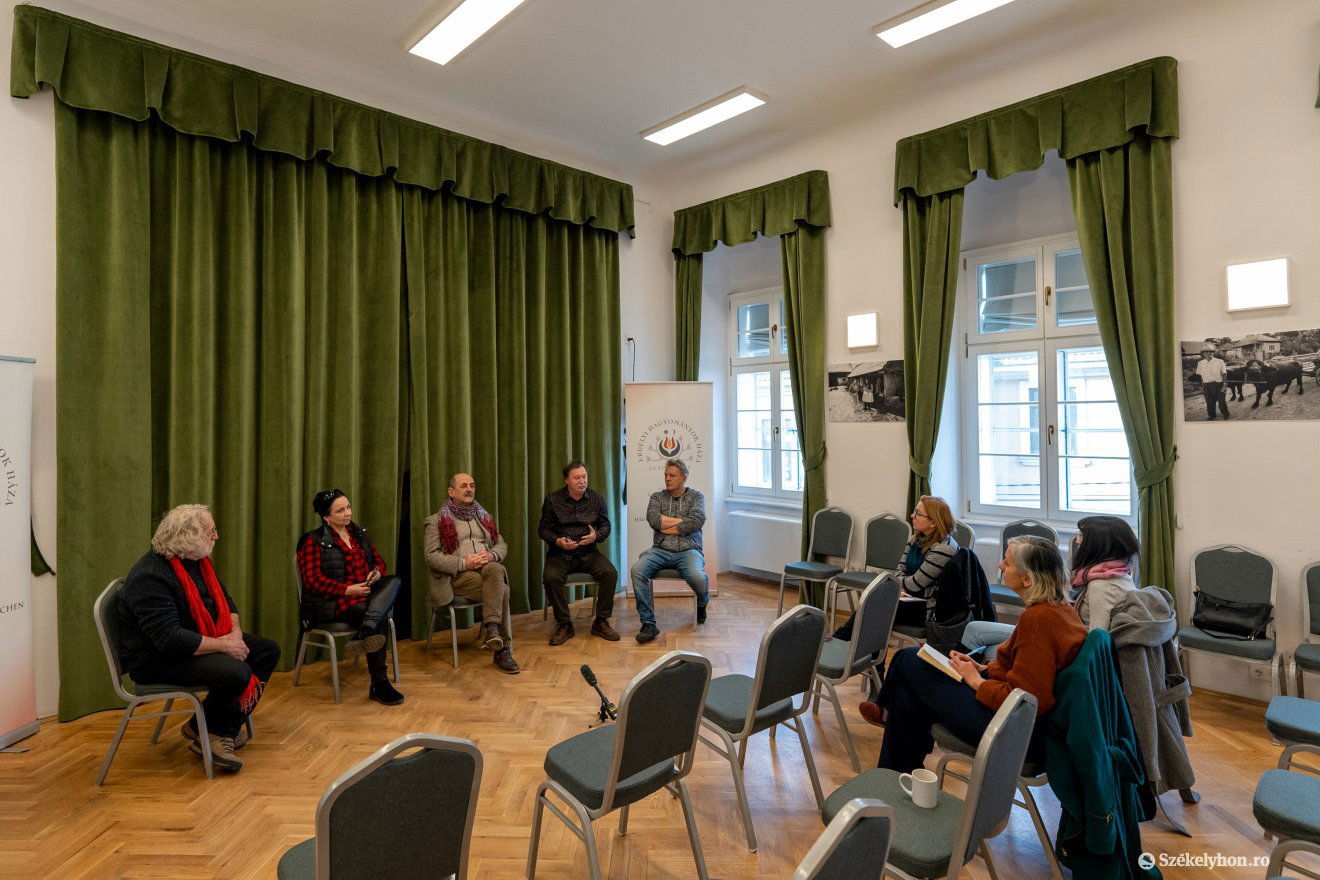 Kelemen László, az Erdélyi Hagyományok Háza Alapítvány vezetője Sebestyén Mártával, Miquèu Montanaro népzenésszel és zeneszerzővel, Eredics Gáborral, a Vujicsics együttes vezetőjével és Horváth Lászlóval, a Fonó Budai Zeneház igazgatójával beszélgetett •  Fotó: Haáz Vince
