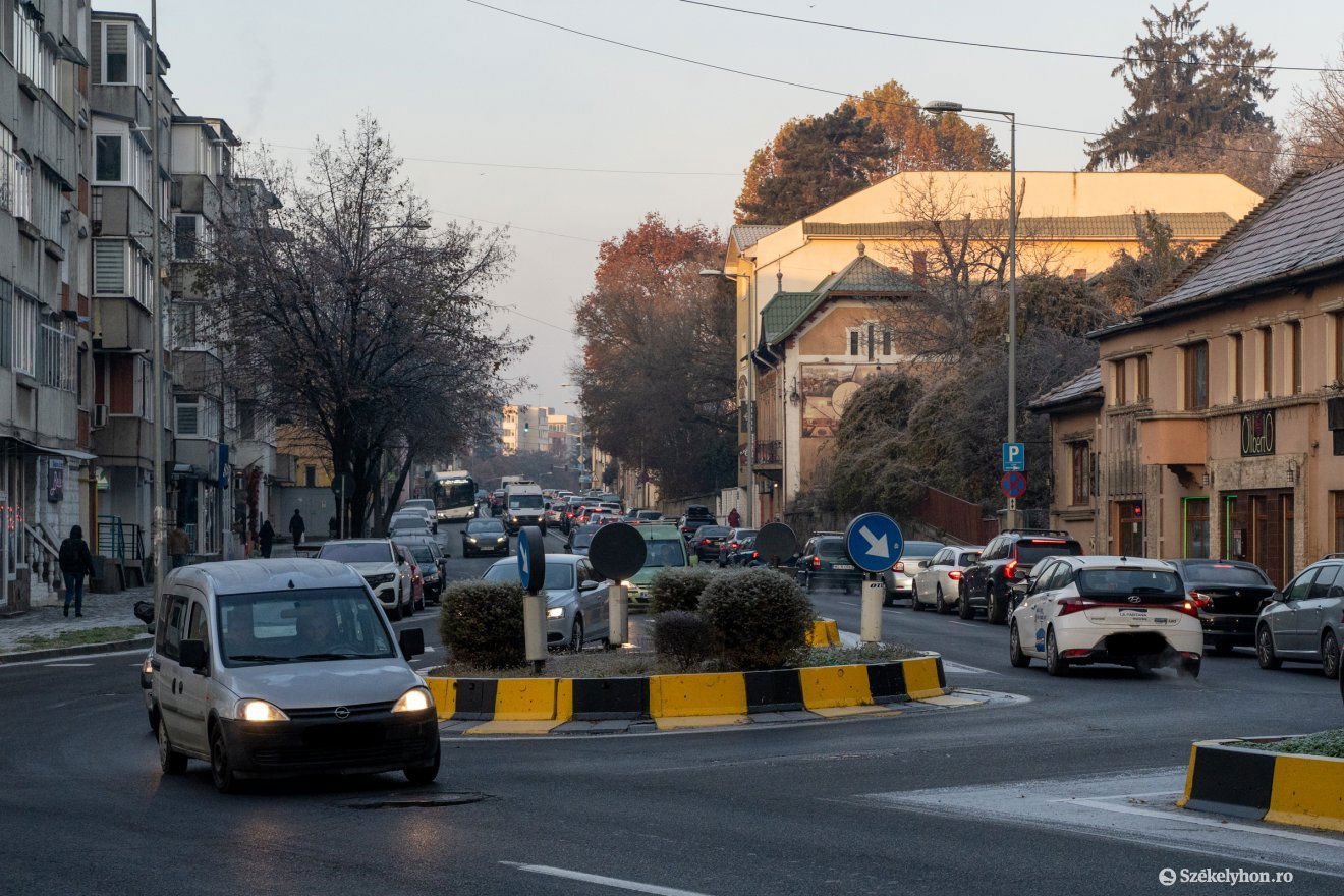 A város egyik legforgalmasabb útszakasza a Hosszú utca •  Fotó: Haáz Vince