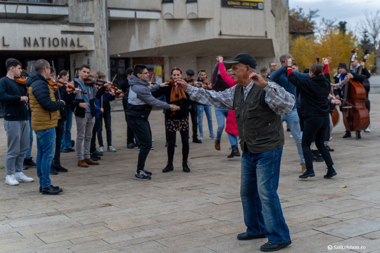 Volt, aki nem bírt ellenállni a zenének, és maga is táncra perdült •  Fotó: Haáz Vince
