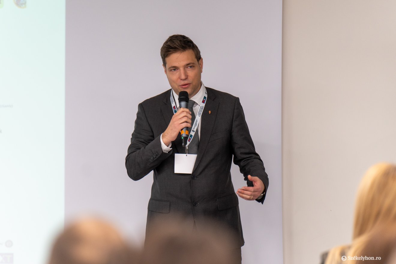 Szungert Balázs, a kolozsvári főkonzulátus külgazdasági attaséja: igyekeztünk egy pluszt adni a konferenciához a Smart Hungary kiállítással •  Fotó: Haáz Vince