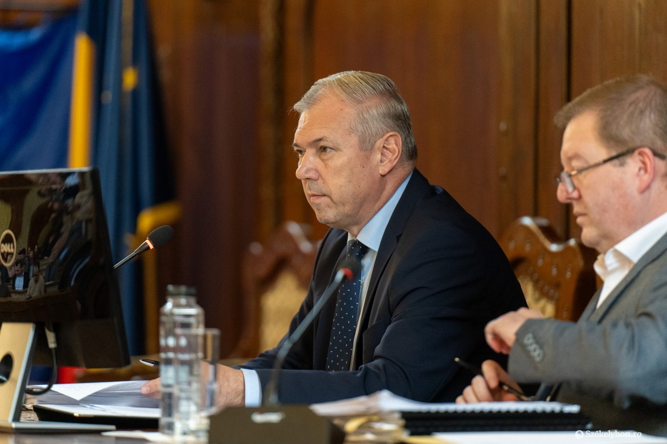 Maros megye tanácsának elnöke, Péter Ferenc és a megyei tanács jegyzője, Paul Cosma • Fotó: Haáz Vince