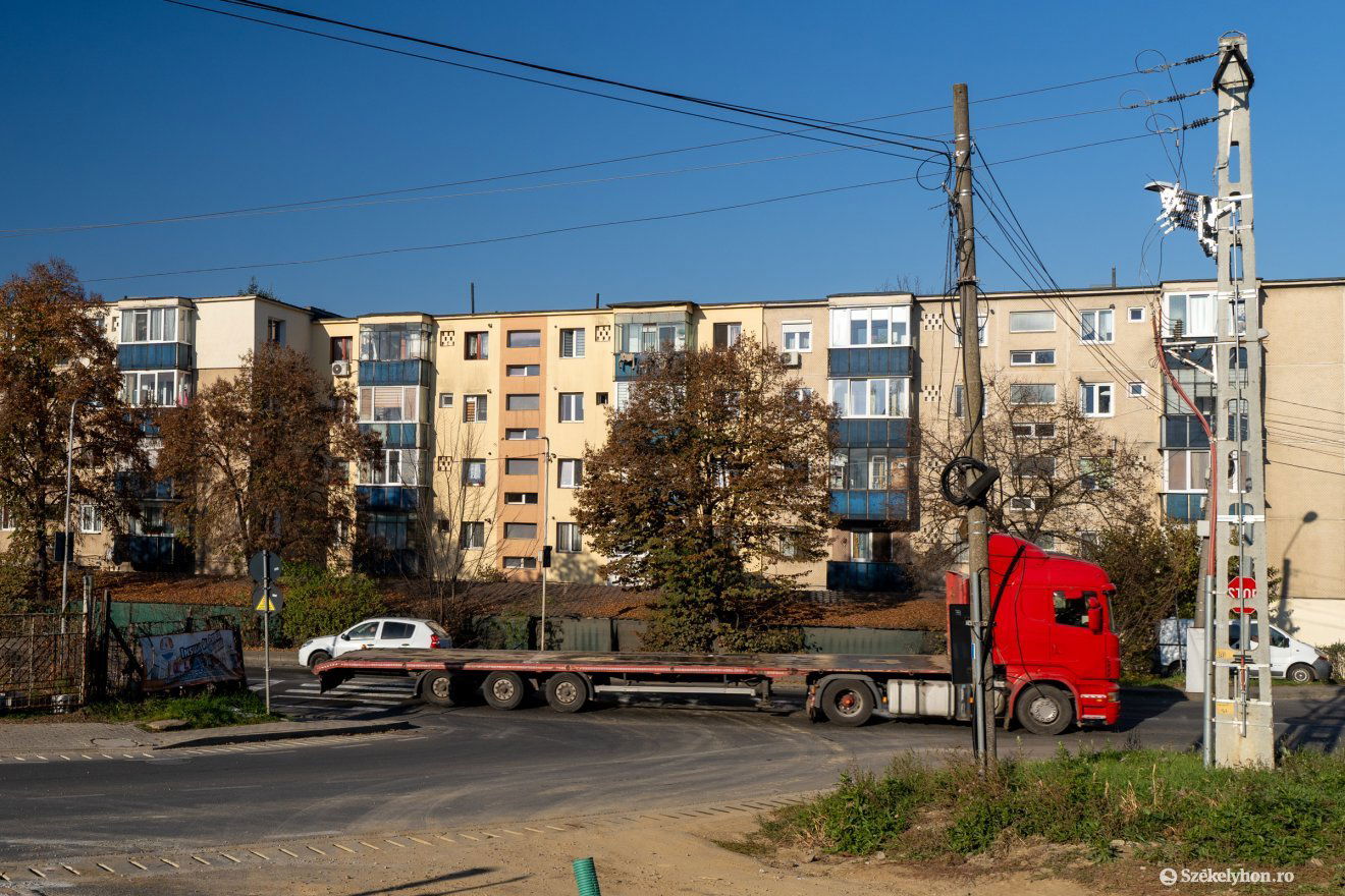 Kiszélesítik a Segesvári utat a Kishelyszőlő utcától •  Fotó: Haáz Vince