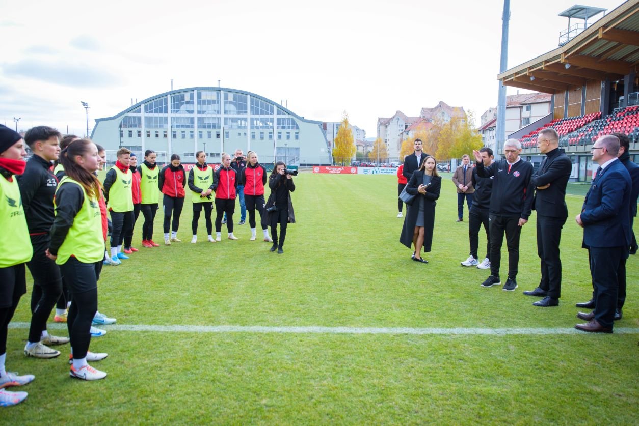 A vendégek megnézték a női focisok edzését •  Fotó: Pál Zoltán/FK Csíkszereda
