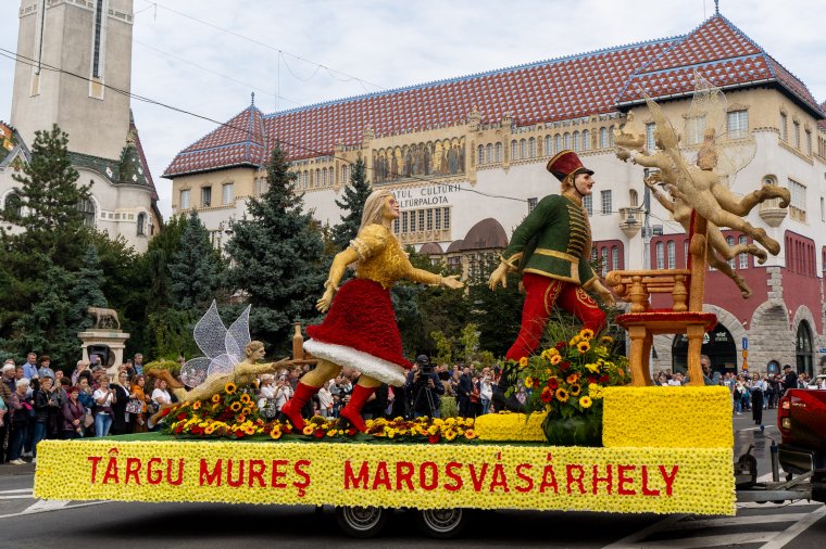 Vérpezsdítő dobolás ütemére haladtak végig a virágautók a főtéren