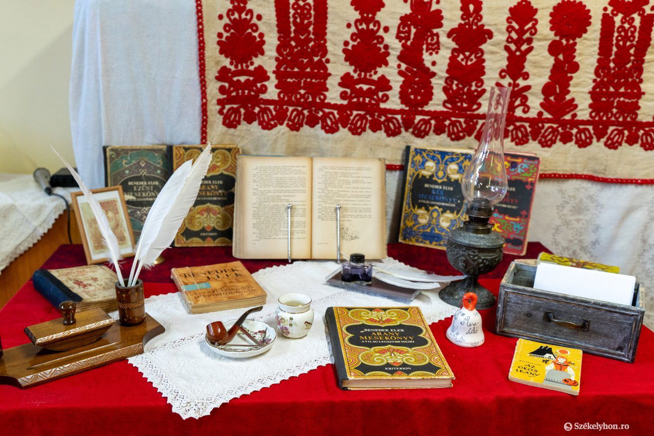 Benedek Elek íróasztala fogadta a mesemondókat •  Fotó: Haáz Vince