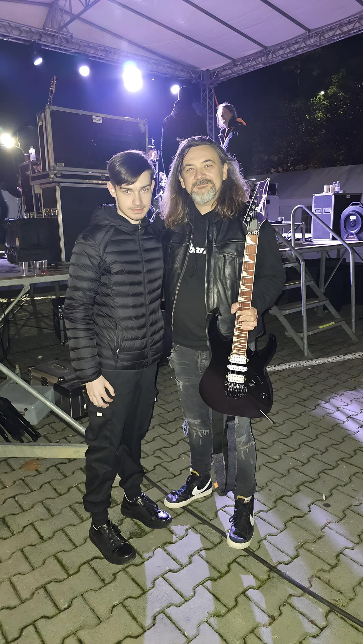 Nagy Endre, az elektromos gitár új tulajdonosa, a Zanzibár együttes gitárosával, Sidivel •  Fotó: Nagy Dániel Endre/Facebook