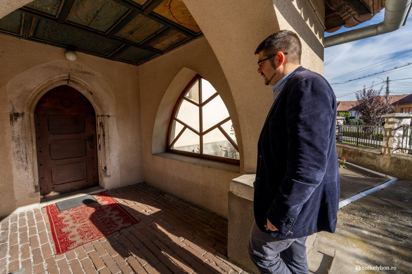 Jári Zsolt lelkész mutatja meg a templomot •  Fotó: Haáz Vince