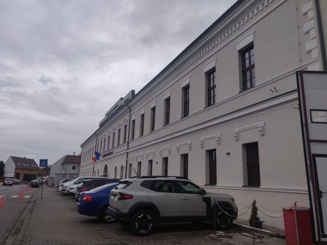 A százéves épület homlokzata megújult, de megtartotta hagyományos formáját •  Fotó: Hajnal Csilla