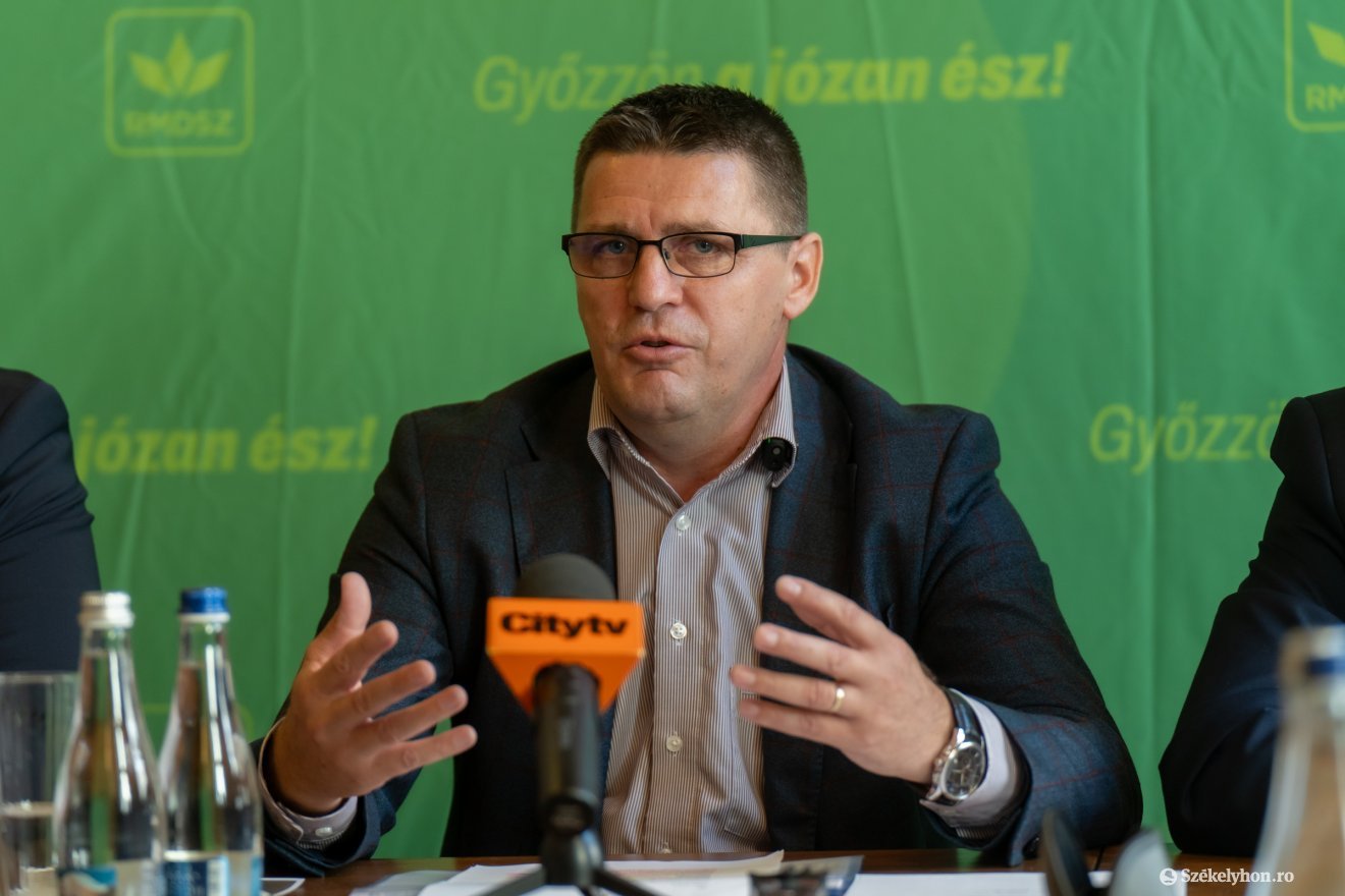 Császár Károly: az embereken múlik, hogy intézik.-e ügyeiket •  Fotó: Haáz Vince
