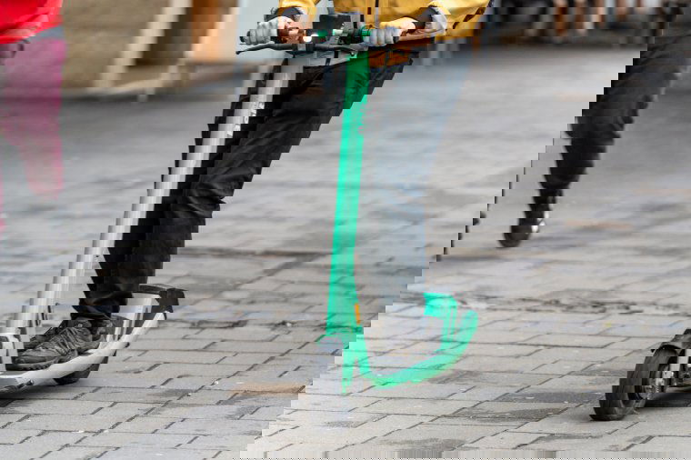Meghalt a rollerbalesetet szenvedett tinédzser, egy középkorú férfi kómában van