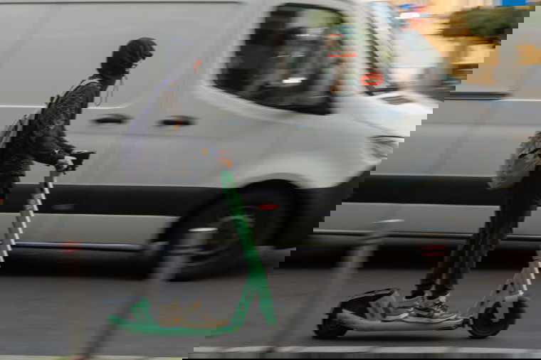 Rollerezés közben életét vesztette egy tinédzser, villám csapott egy motorosba