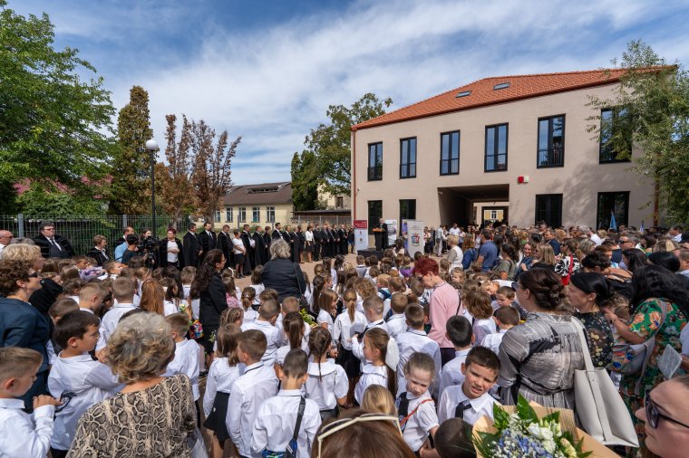 Rendhagyó tanévnyitón adták át a Marosvásárhelyi Református Kollégium új épületét