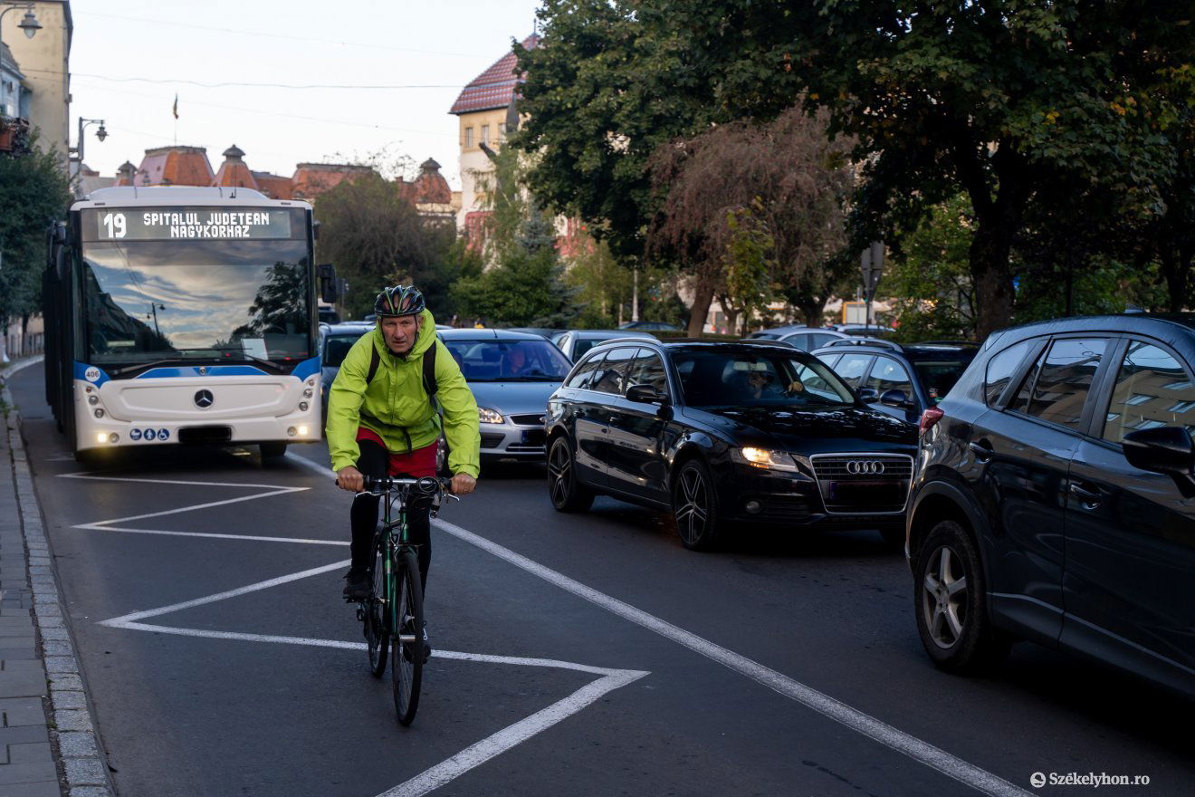A belvárosban nincs kerékpárút •  Fotó: Haáz Vince