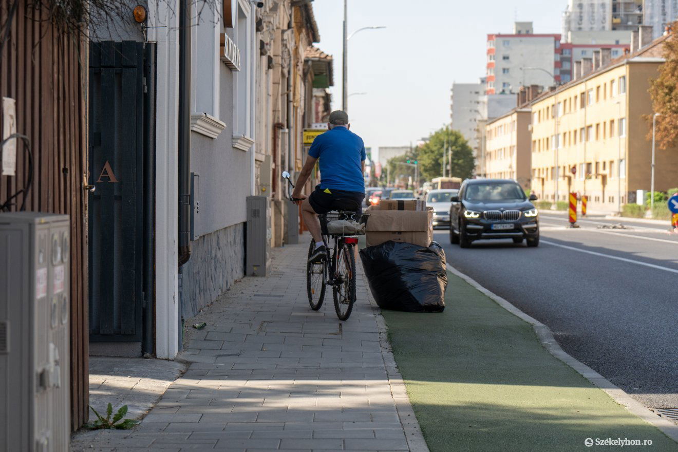 Zavaró a biciklisávra kihelyezett szemét •  Fotó: Haáz Vince