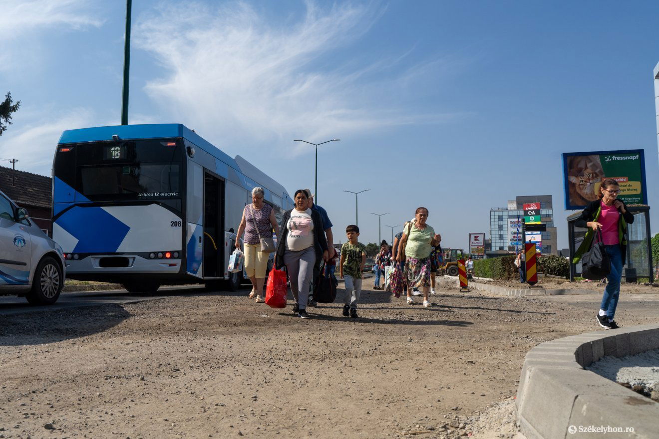 A marosvásárhelyi Dózsa György úti buszmegálló a felújítás ideje alatt •  Fotó: Haáz Vince