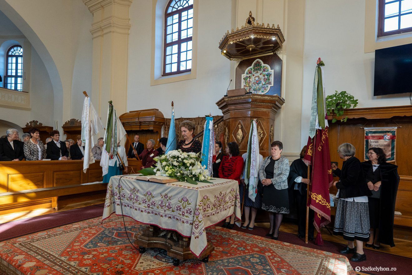 Az egyházmegyék zászlóit is bemutatták •  Fotó: Haáz Vince