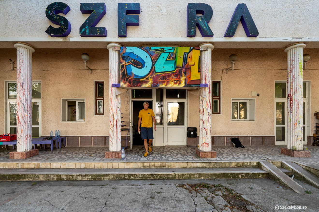 Már készítik a romos Predeal vendéglőt és udvarát a Szféra befogadására •  Fotó: Haáz Vince