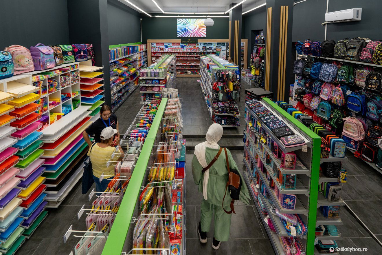 A tanszervásárlás anyagi megterhelést jelent a legtöbb gyerekes család számára •  Fotó: Haáz Vince