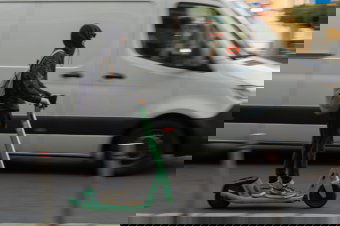Rollerezés közben életét vesztette egy tinédzser, villám csapott egy motorosba