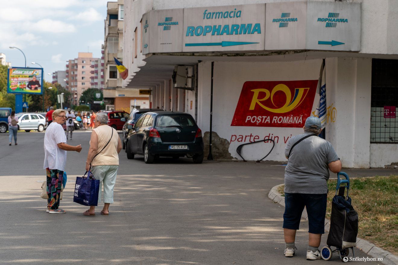 Óriási a teher a postásokon, hiszen fontos leveleket kell kézbesíteniük a nyugdíjasoknak •  Fotó: Haáz Vince