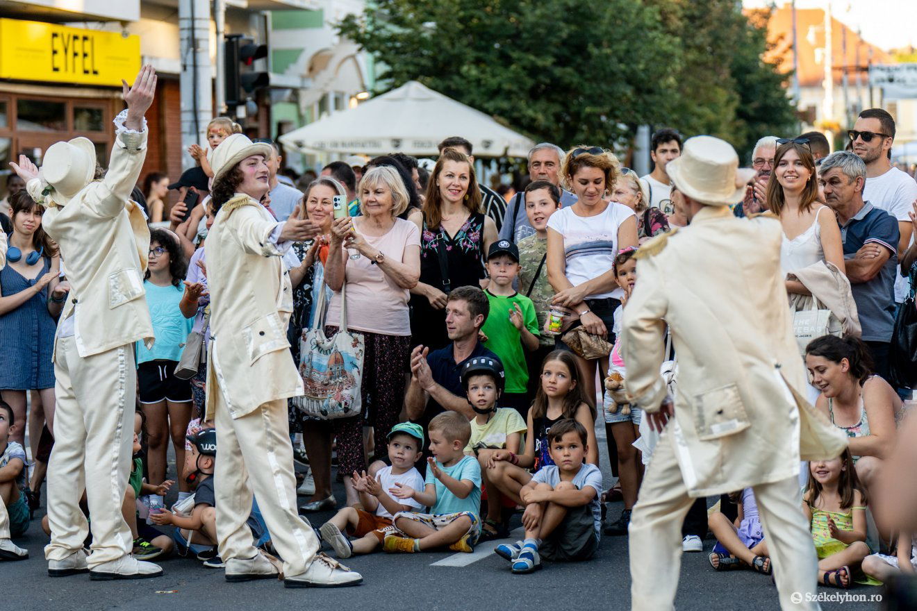 A Street Festival varázsa abban rejlik, hogy az élmények szó szerint testközelbe kerülnek Marosvásárhelyen – lebontva a színpad és nézőtér határait •  Fotó: Haáz Vince