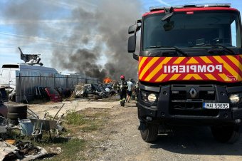 Fekete füstfelhő jelezte, hogy ég a műanyag