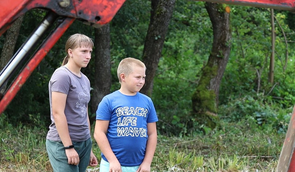 A 14 éves Annamária és Csongor, aki idén tölti a 12 évet •  Fotó: Szováta Facebook-oldal