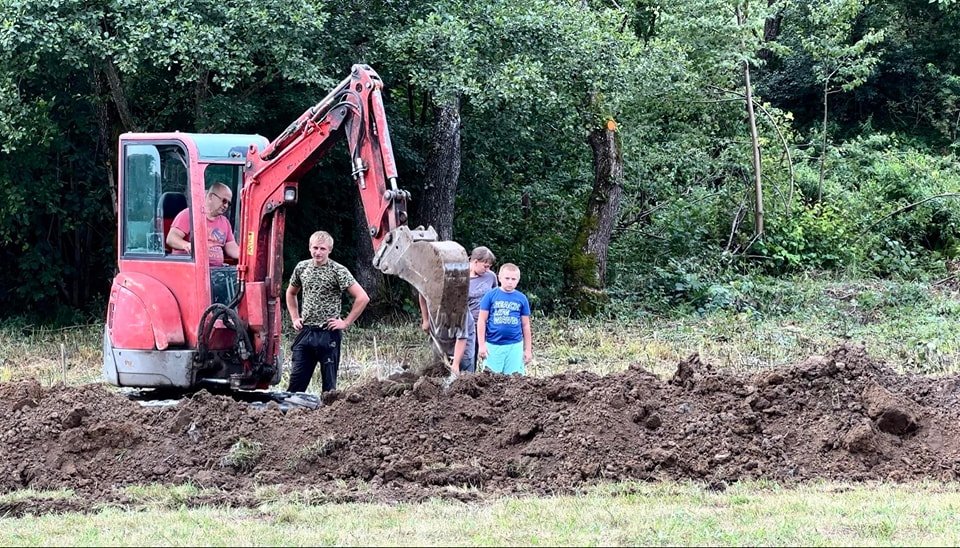 Megvan a házuk alapja, kezdődhet az építkezés •  Fotó: Szováta Facebook-oldal