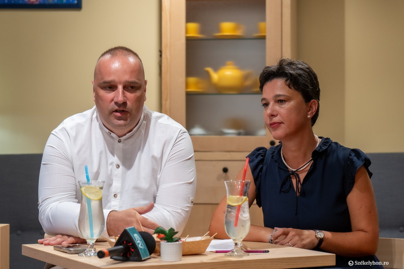 Csibi Attila Zoltán, az RMDSZ Maros megyei elnöke, és Csép Éva Andrea parlamenti képviselő •  Fotó: Haáz Vince