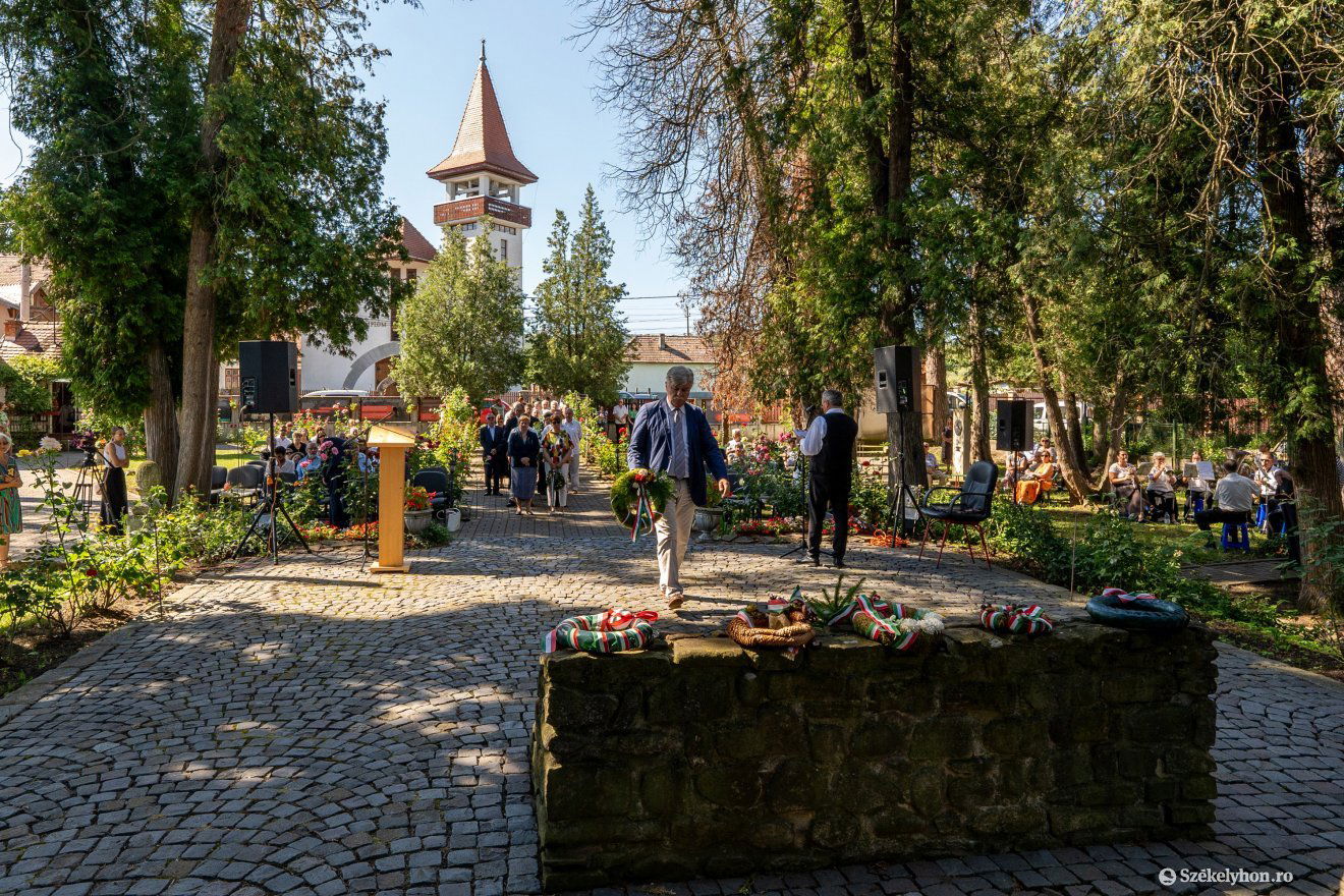 Beke Mihály András Magyarország Csíkszeredai Főkonzulátusának első beosztott konzulja is koszorúzott •  Fotó: Haáz Vince