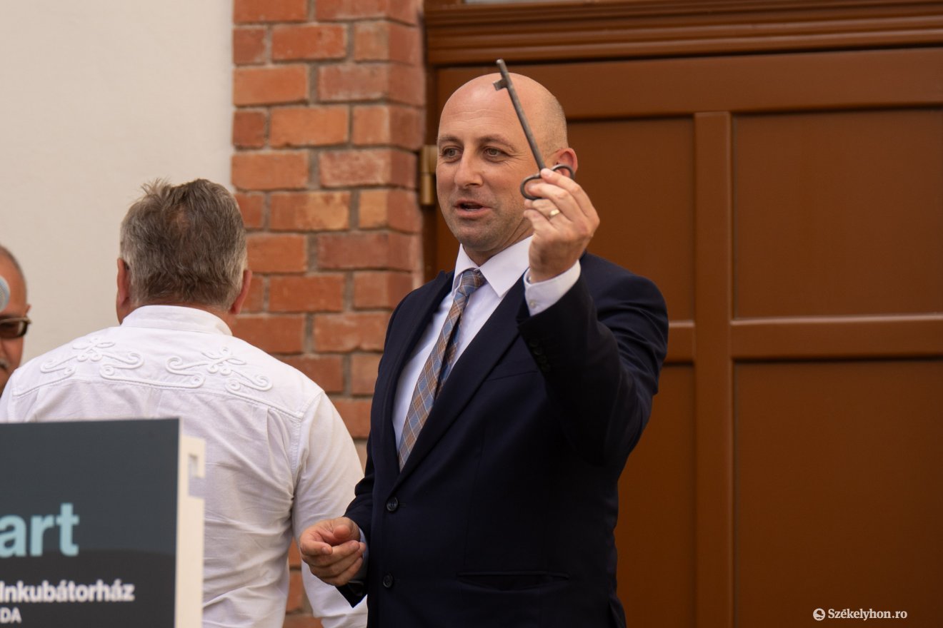 Tóth Sándor polgármester és az épület kulcsa •  Fotó: Haáz Vince
