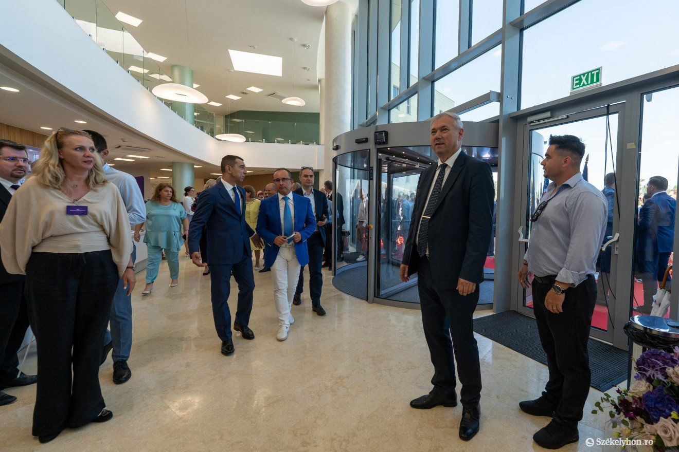 Mindenki bejárhatta az új épületet •  Fotó: Haáz Vince