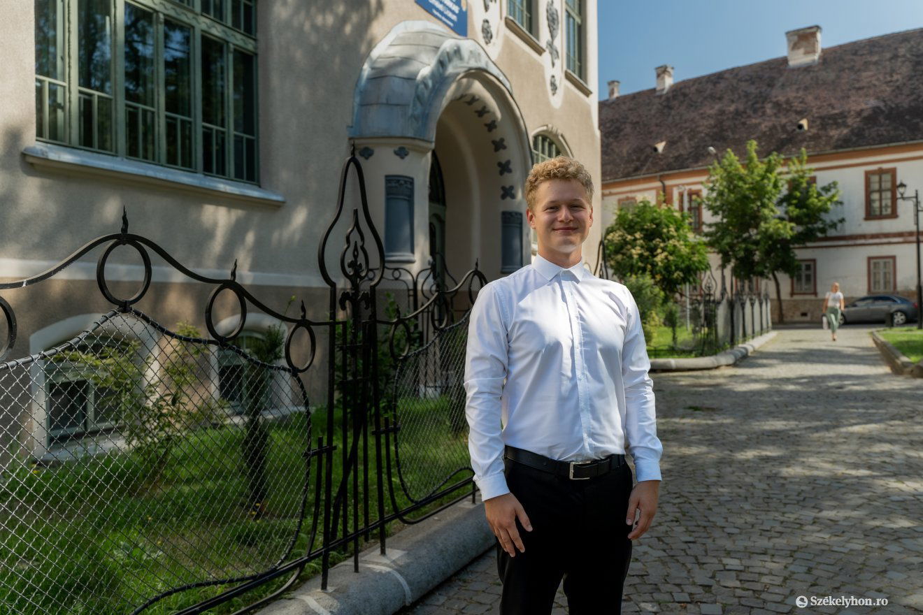 Már most hiányzik Márknak az iskolája, a Bolyai Farkas Elméleti Líceum •  Fotó: Haáz Vince