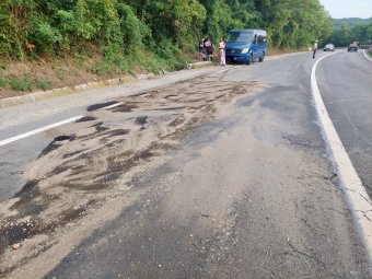 Jelentős mennyiségű üzemanyag folyt az úttestre egy Maros megyei baleset következtében