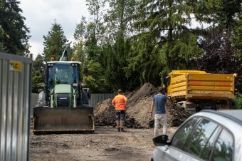 Megjelentek a munkagépek a mélygarázsnál, figyelni kell az útjelző táblákat