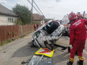Az útszéli sáncba borult egy autó Salamáson, utasa a roncsok közé szorult