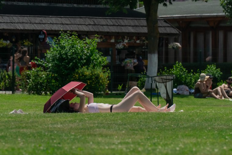 Ha nem vagyunk óvatosak, nemcsak napszúrás, hanem hőguta, vízmérgezés is kialakulhat kánikula idején