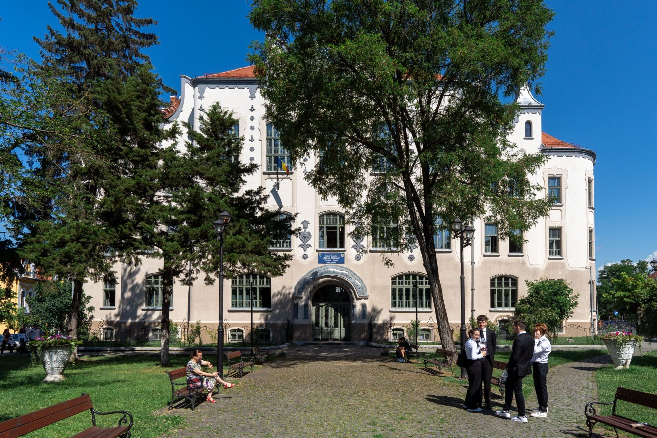 Akik már megkönnyebbülten beszélték meg az érettségi első vizsgáját •  Fotó: Haáz Vince