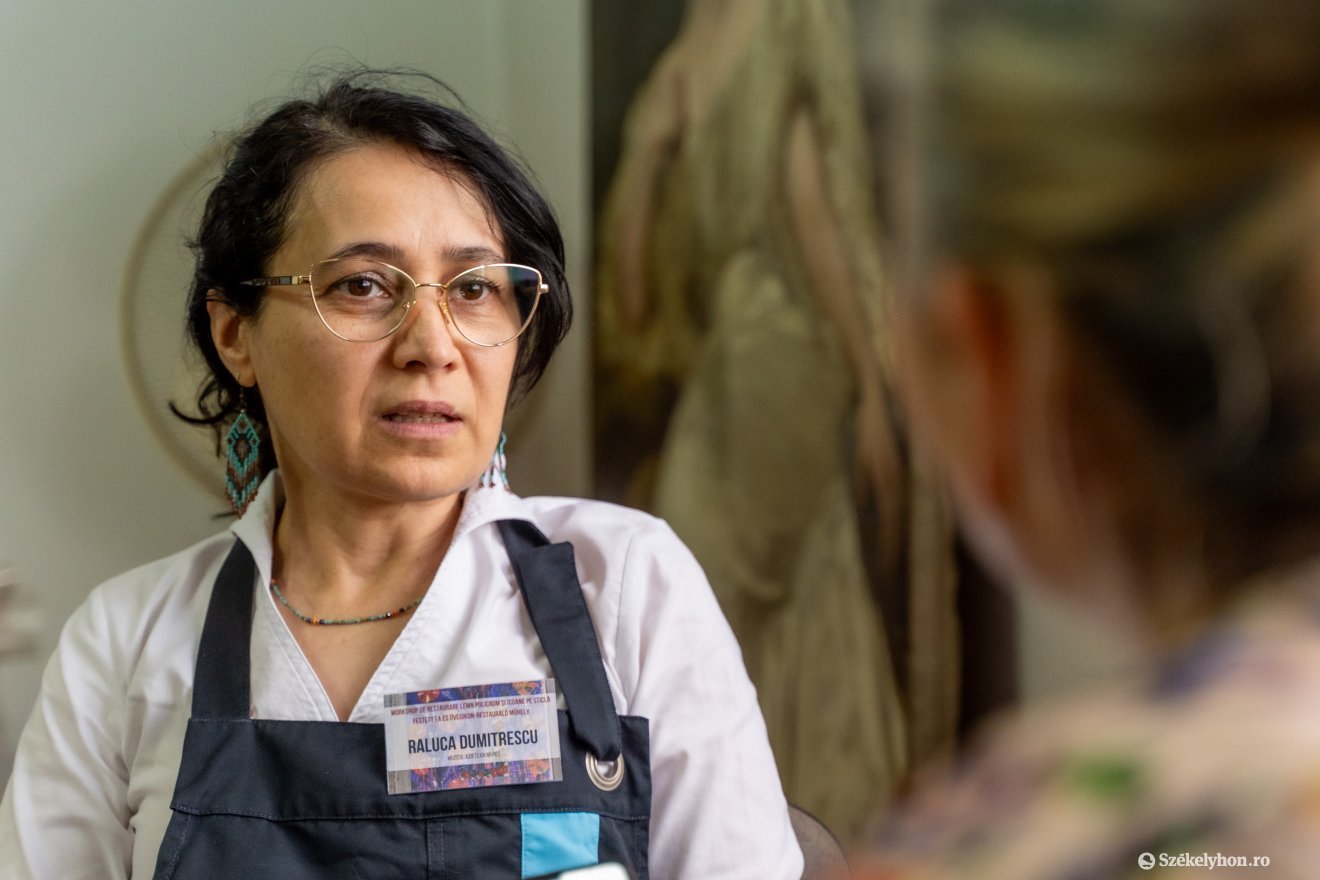 Raluca Dumitrescu restaurátor: ma már nem készítenek ilyen tárgyakat, ezek egyediek, és a mi dolgunk ezeket az értékeket megmenteni •  Fotó: Haáz Vince