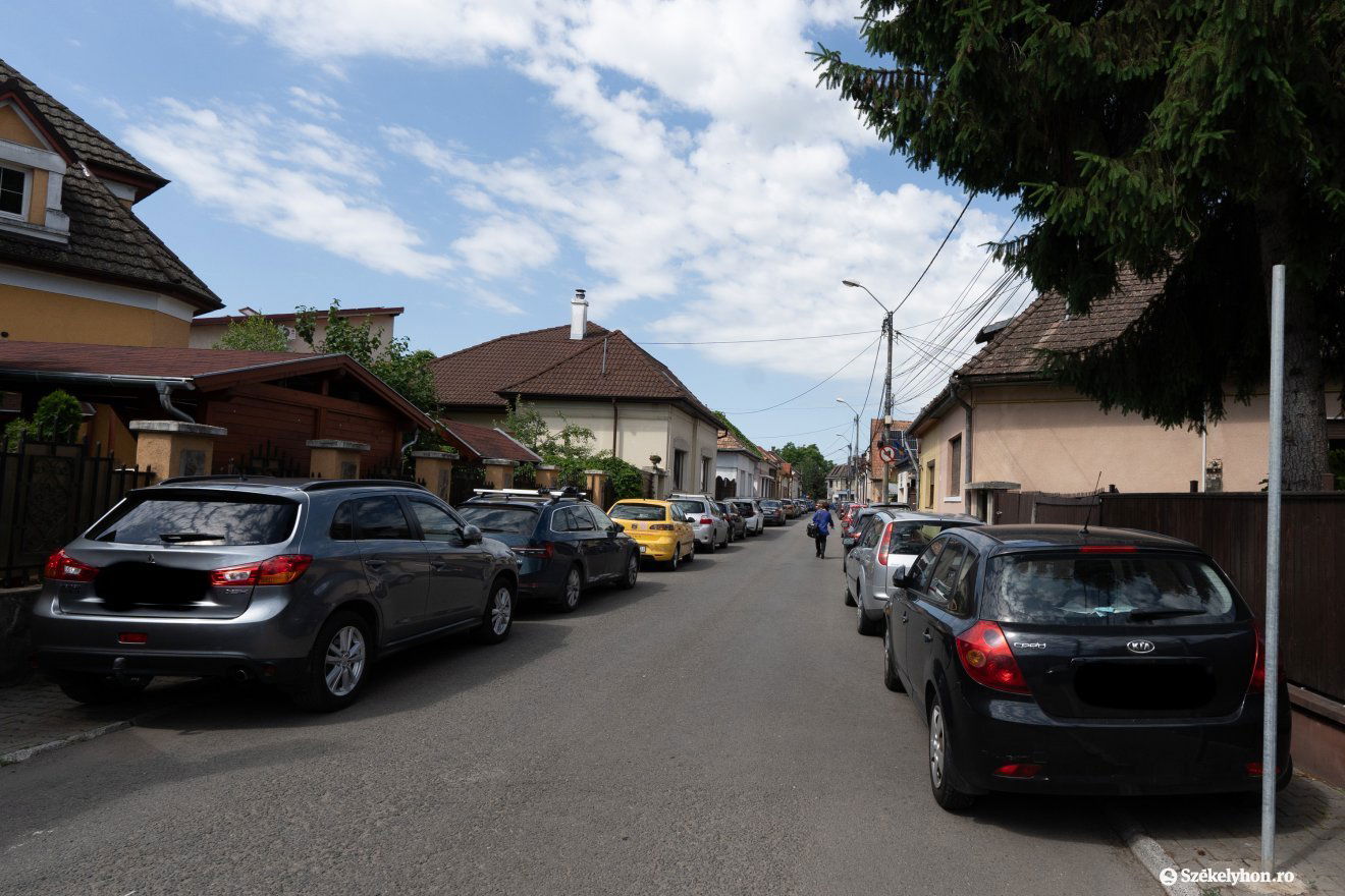 Minden szabad helyet parkoló autók foglalnak el •  Fotó: Haáz Vince
