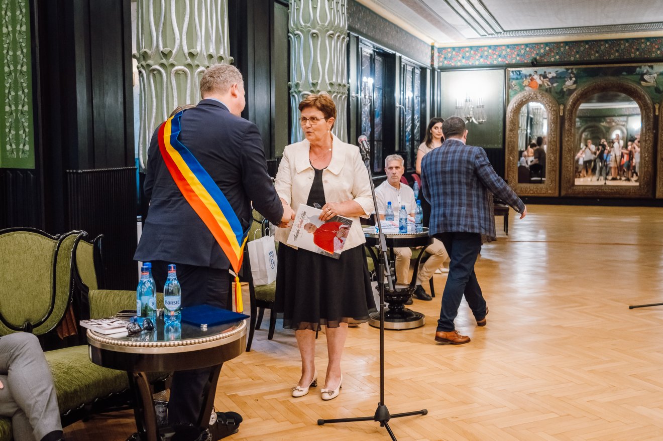 Todea unokája vette át a kitüntést •  Fotó: Marosvásárhelyi polgármesteri hivatal facebook-oldala