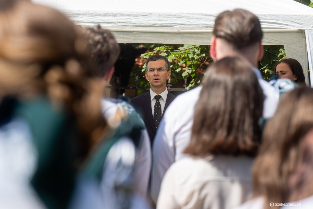 Tóth László főkonzul is jelen volt a katolikus osztályok ballagásán •  Fotó: Haáz Vince
