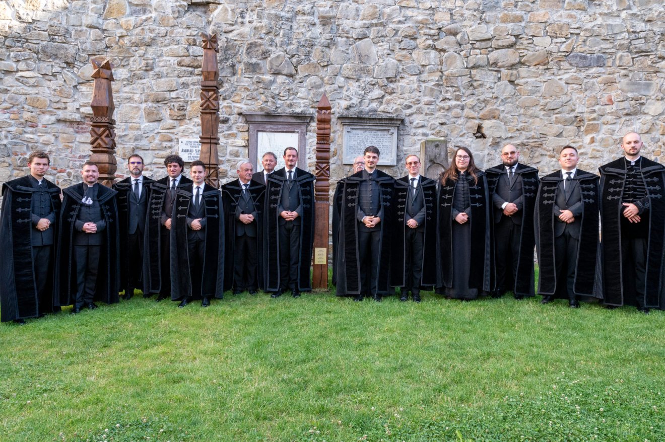 Az egyházkerület elöljárói és a fiatal szolgálattevők •  Fotó: Erdélyi Református Egyházkerület