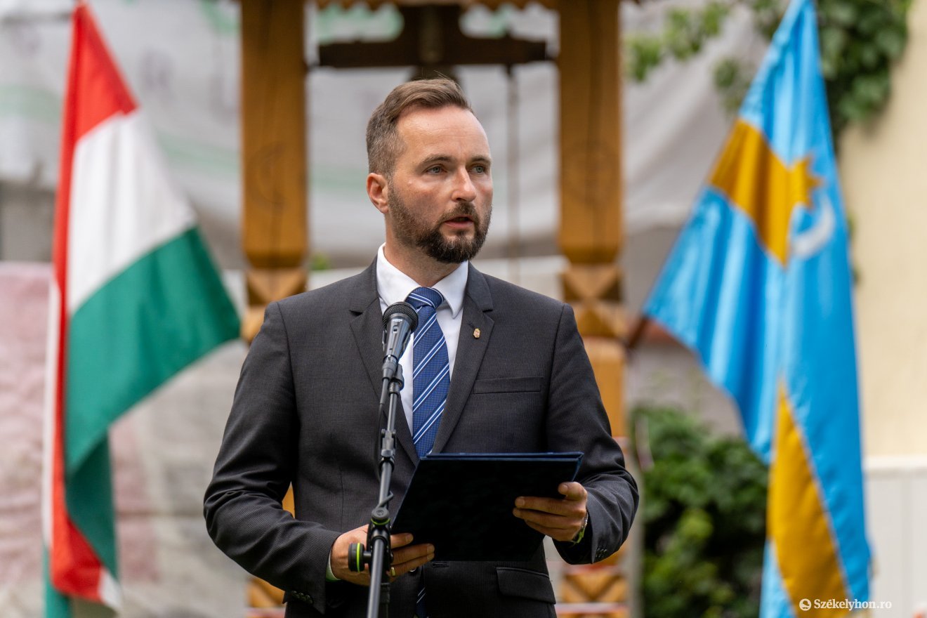 Percze László konzul a Csíkszeredai Főkonzulátus képviseletében emlékezett Trianonra •  Fotó: Haáz Vince