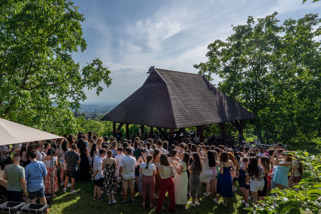 Studium-Prospero Alapítvány Tanári Lakások Szakkollégiumának kertjében gyűltek össze a magyar végzősök •  Fotó: Haáz Vince