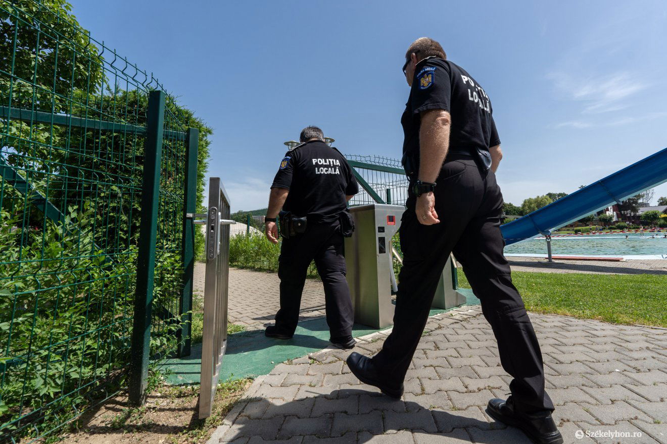 Nem hagyják felügyelet nélkül a strandolókat •  Fotó: Haáz Vince