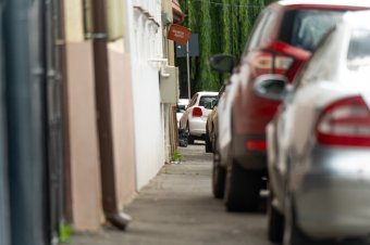 A díjköteles parkolásra keskeny a járda, de az ingyenesre nem