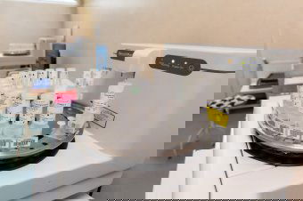 Genetikai vizsgálat a személyre szabott kezelésért: országosan egyedülálló fejlesztés Marosvásárhelyen