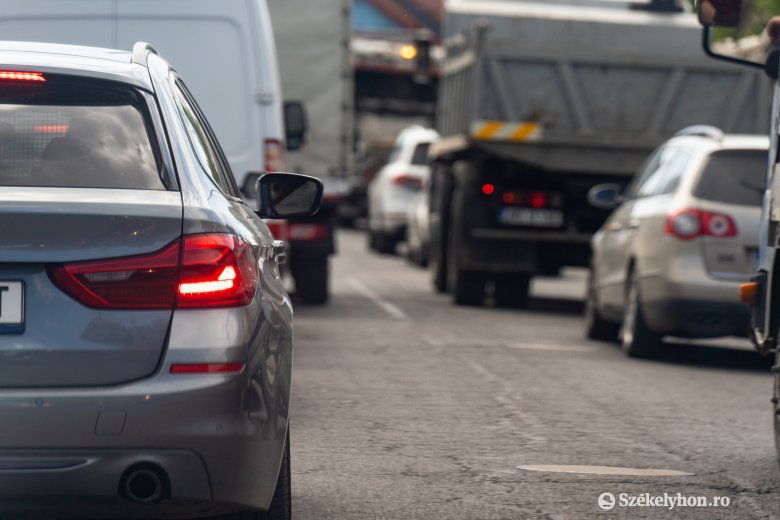 Megfojtja a településeket a megnövekedett forgalom, ezen már csak egy terelőút megépítése segítene